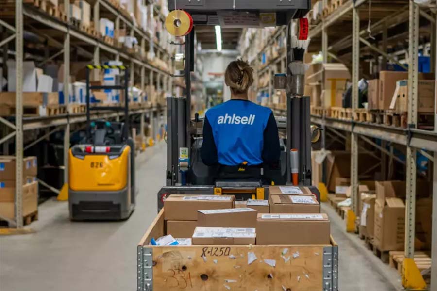 Ahlsell lagermedarbejder arbejder i gaffeltruck